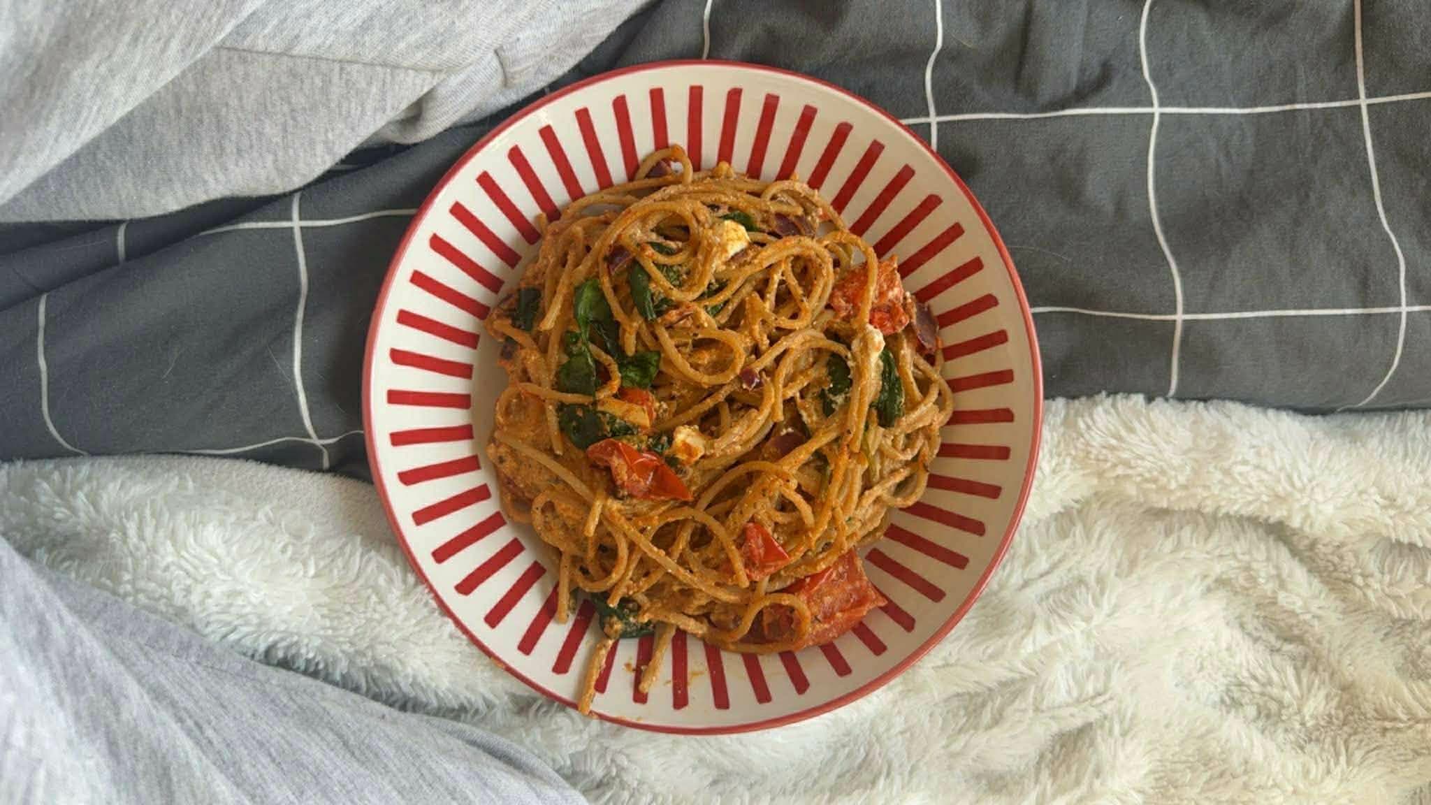 Pasta with ricotta, tomatoes and spinach